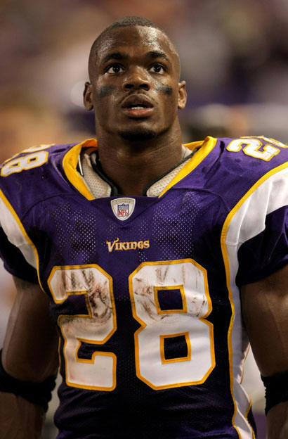 Adrian Peterson #28 of the Minnesota Vikings rushes Stock Photo